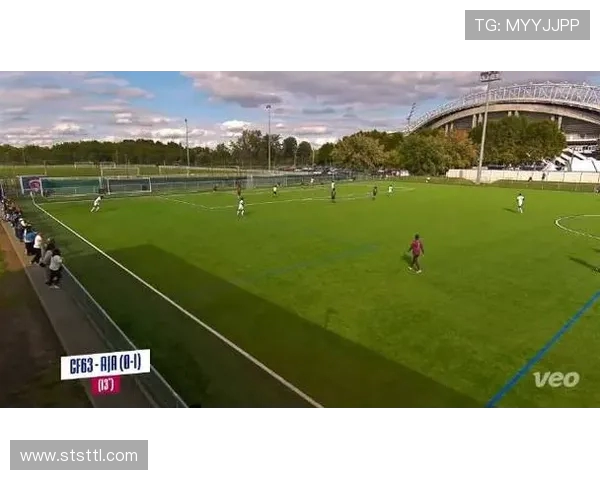 U19法国队与乌克兰队激战正酣争夺晋级名额的关键之战 U19法国队与乌克兰队激战正酣争夺晋级名额的关键之战