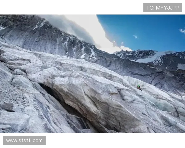 成都攀岩队的默契配合与技巧揭秘共同攀登高峰的精彩瞬间